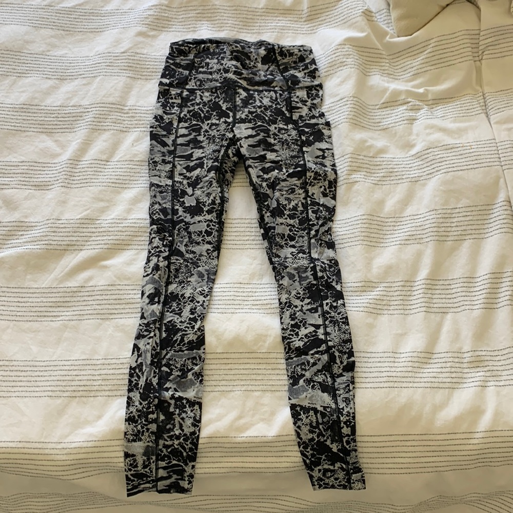 Size 4 fast and free Lululemon tight